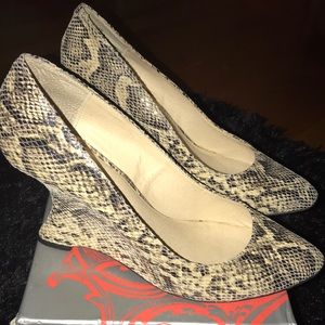 Kelsi dagger “adore” snake print pump !